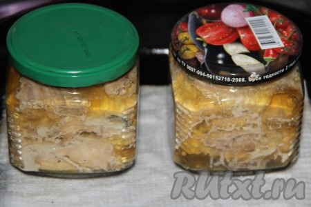 Затем выключить духовку, банки закрутить крышками и вернуть обратно в духовку до полного остывания. Я оставила банки с консервами из горбуши в духовке на ночь, а затем убрала в холодильник (можно поставить и в погреб). Такие консервы могут храниться в течение года.

