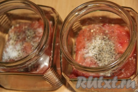 В банку выложить пару кусочков горбуши, добавить немного соли и чёрного молотого перца (или приправы для рыбы), продолжать выкладывать слоями, чередуя кусочки рыбы с солью и специями.
