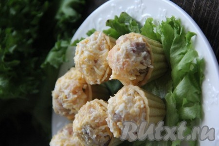 Наполнить тарталетки начинкой. У меня получилось 18 тарталеток "мини".
