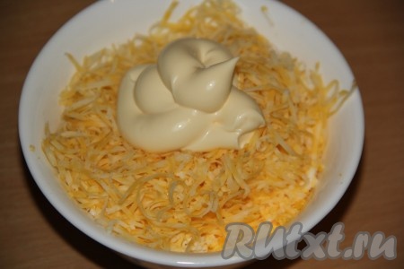 Сюда же добавить майонез. Я добавила 1 столовую ложку майонеза, нужно только чтобы начинка скрепилась.
