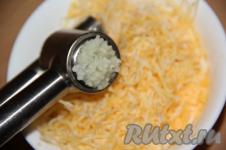 К сыру, яйцам и горбуше добавить пропущенный через пресс чеснок. 