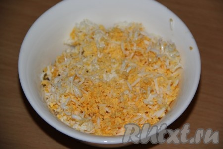 Яйца предварительно сварить в течение минут 10 с начала кипения воды. Варёные яйца остудить, очистить, натереть на мелкой тёрке и выложить к нарезанной горбуше.