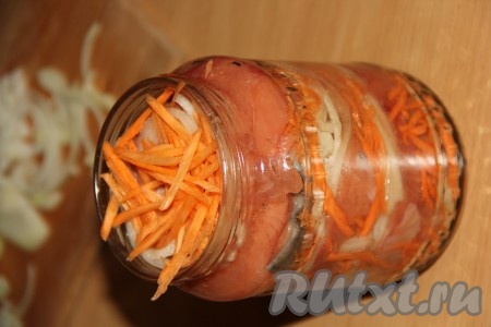 Таким образом выложить слоями овощи и рыбу, слегка присаливая.
