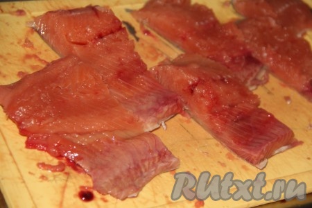 Горбушу, если замороженная, нужно разморозить. Голову, хвост и внутренности удалить (я использовала уже потрошёную рыбу). Затем рыбку вдоль хребта (основной кости) разрезать на 2 части, удалить хребет. Филе горбуши нарезать на кусочки шириной 5-6 см.
