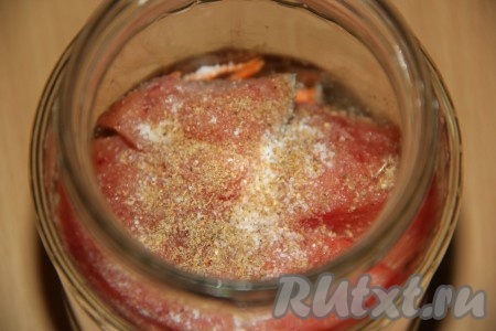 Далее положить в банку несколько кусочков горбуши и добавить немного соли и чёрного молотого перца (можно добавить и специи по вкусу).
