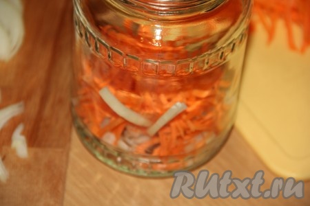 Затем выложить немного моркови.
