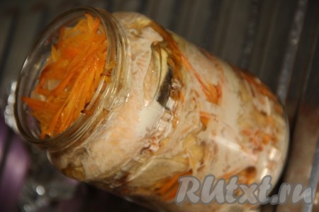 Поставить банку с горбушей в холодную духовку. Выставить температуру 180 градусов. Готовить 1 час.
