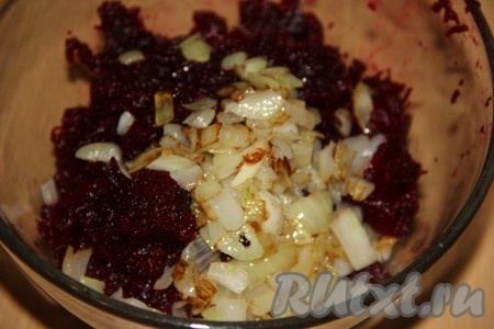 К натёртой свекле добавить обжаренный лук.
