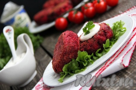 Свекольные котлеты, приготовленные с добавлением творога, получаются вкусными, яркими и очень нежными, а подать их можно к мясу или просто скушать со сметаной.
