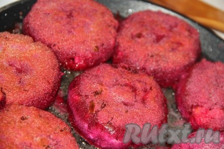 Жарить свекольные котлеты с двух сторон на среднем огне. Я жарила с каждой стороны по 7 минут.
