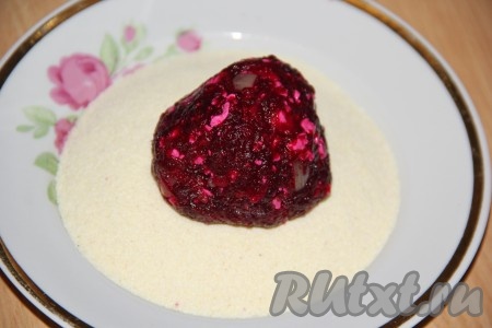 Из свекольно-творожной массы сформировать котлеты и обвалять их со всех сторон в манке.
