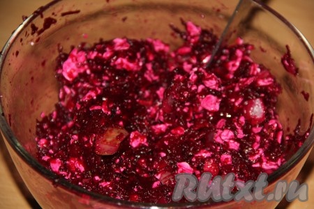 Всыпать соль и тщательно перемешать массу.
