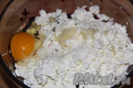 К свекле и луку выложить творог, добавить чеснок, пропущенный через пресс, и яйцо.
