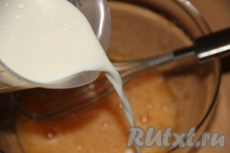 К яйцам, взбитым с сахаром и солью, влить 300 мл молока и перемешать венчиком до однородного состояния.
