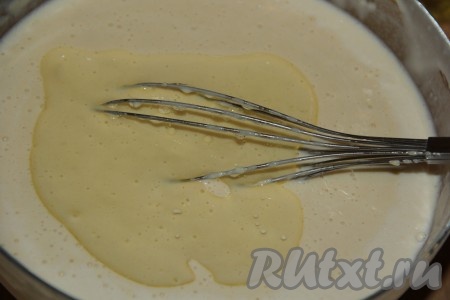 Перемешать блинное тесто венчиком, оно будет не густым, затем влить растительное масло и снова перемешать.
