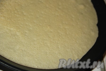 Раскалить сковороду, я смазала её растительным маслом только один раз перед первым блином, так как масло мы добавляем в само блинное тесто (при выпечке блинов масло в тесте не будет давать блинчикам прилипать к сковороде). Влить часть теста на сковороду и равномерно распределить. Жарить блин на среднем огне. Как только на поверхности блинчика появятся дырочки, перевернуть блин.
