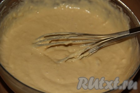 Перемешать тесто до однородного состояния.
