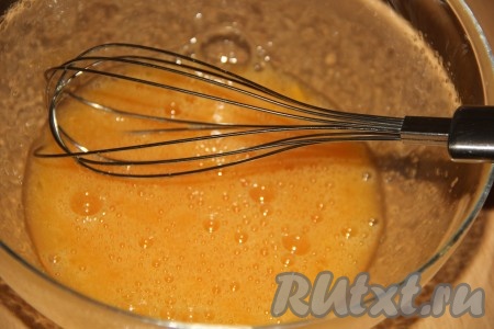 Слегка взбить венчиком.
