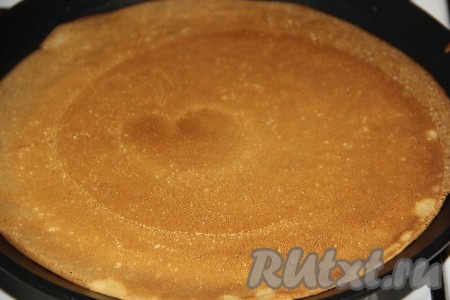 Жарить кружевной блинчик со второй стороны до золотистого цвета, затем переложить на тарелку. Аналогично пожарить все блинчики.
