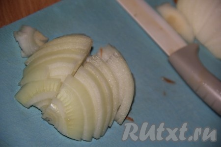 Очистить лук и нарезать полукольцами. 
