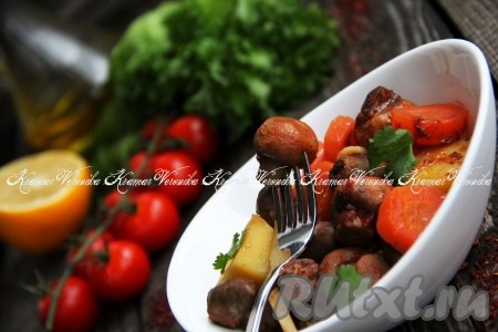 Куриные сердечки с грибами и картошкой в рукаве в духовке