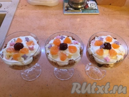 Украшаем наш десерт кусочками мандаринов и в центр кладём вишенку. Украшаем посыпкой по желанию.