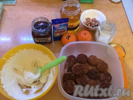 Подготовим необходимые ингредиенты. Для приготовления творожной массы творог смешиваем со сливками и мёдом с помощью миксера до однородности.