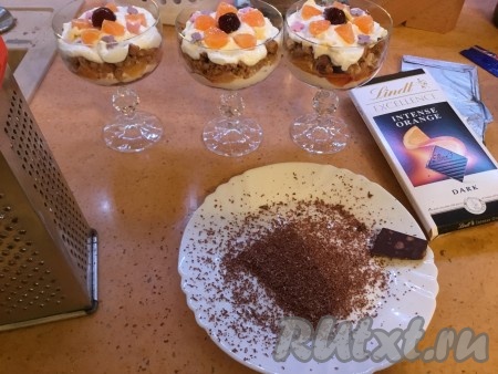 Натираем шоколад и посыпаем наш десерт.