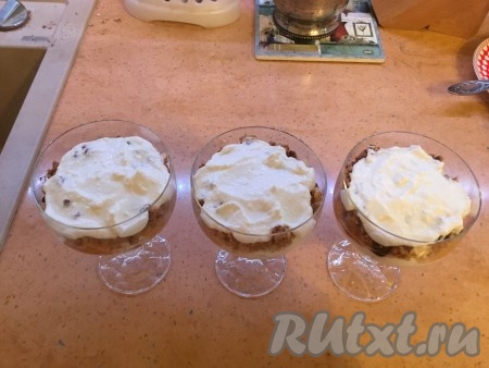 Теперь раскладываем в креманки оставшуюся творожную массу.