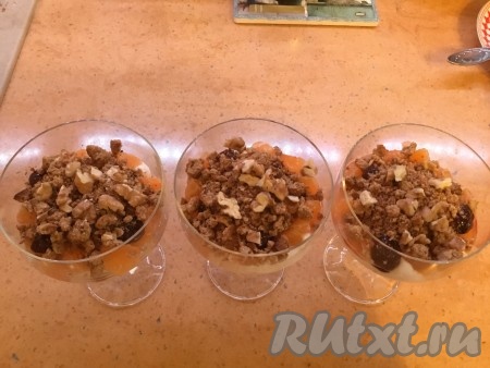 Нарезаем орехи на кусочки и выкладываем поверх печенья.