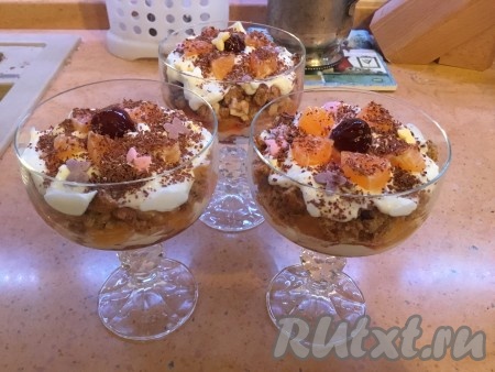 Убираем очень вкусный десерт из творога и печенья, приготовленный без выпечки, в холодильник, накрыв плёнкой каждую креманку, чтобы не впитывались посторонние запахи. Оставляем наш десерт на несколько часов.