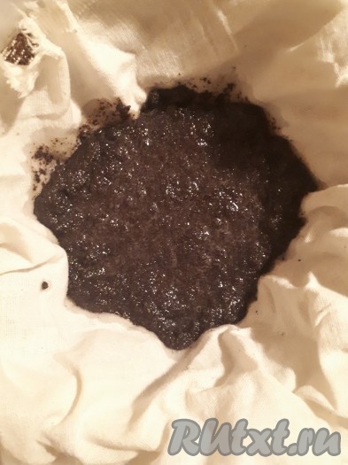 У меня была уже готовая смесь молотого мака с сахаром. Я её лишь залила кипятком, а затем слила излишек воды. Маковая начинка должна быть сухой.