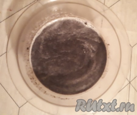 Приготовить маковую начинку, для этого мак залить кипятком так, чтобы вода полностью покрывала мак, и дать остыть. Затем воду слить, мак размолоть в мясорубке (или блендером). Добавить сахар, перемешать.