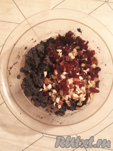 По желанию, в начинку можно добавить любые измельчённые сухофрукты или орехи, перемешать. Я добавила вяленую клюкву и лесные орехи.