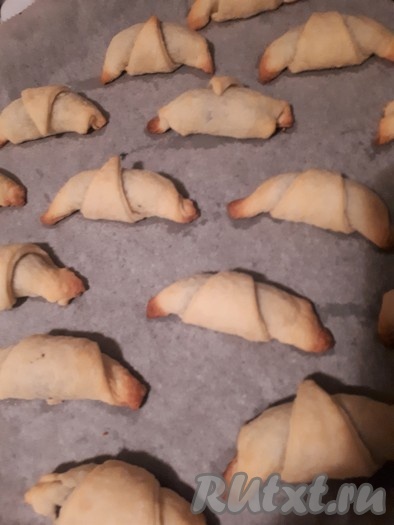 Противень поместить в духовку, нагретую до 190 градусов, и выпекать рогалики 15 минут (до золотистого цвета).