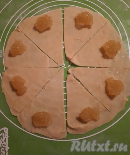 Поскольку не все домашние разделяют мою любовь к маку, часть рогаликов я сделала с джемом из кабачков с лимонным желе. Получилось тоже очень вкусно!