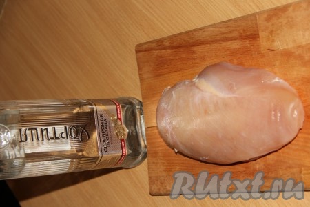 Через сутки достать филе и обмыть от соли, обсушить бумажным полотенцем. Натереть мясо водкой со всех сторон.
