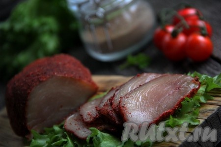 Вкусную, очень нежную бастурму из куриного филе нарезать на тонкие ломтики и подать к столу. Хранить вяленое мясо, приготовленное по этому рецепту в домашних условиях, можно в холодильнике в течение 2 месяцев.