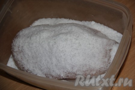 Полностью засыпать мясо сверху солью (на это потребуется, примерно, ещё 300 грамм соли). Поставить лоток с куриным филе в холодильник на 1 сутки.
