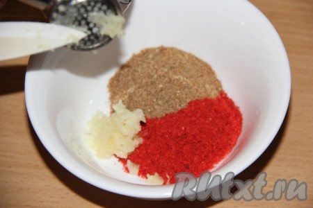 Соединить паприку, хмели-сунели и пропущенный через пресс чеснок.
