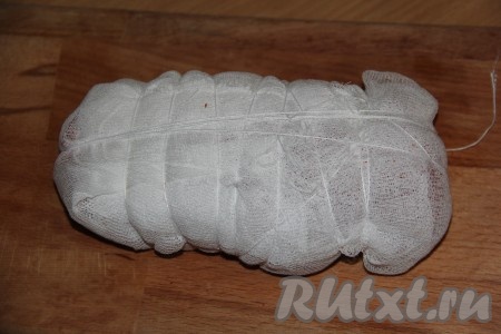 Обернуть мясо в марлю и обмотать нитью. Ткань защитит мясо от пыли и насекомых. Подвесить бастурму в прохладном месте (у нас мясо вялилось дома на чердаке, можно вялить и на балконе). Оставить его на 7 дней.
