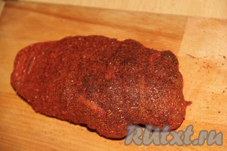 Готовую бастурму развернуть. Я обычно отрезаю часть вяленого мяса, а оставшуюся часть снова заворачиваю в марлю и отправляю в холодильник.
