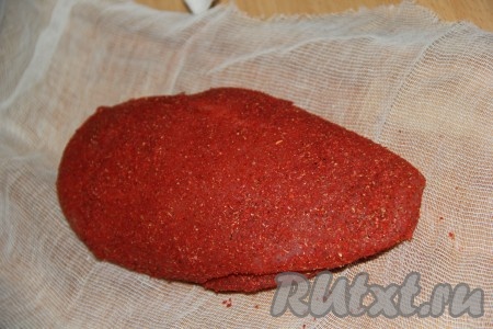 Тщательно обмазать куриное филе специями, используя все специи, слой должен получиться плотным. Выложить филе в специях на кусок марли (или хлопчатобумажной ткани).
