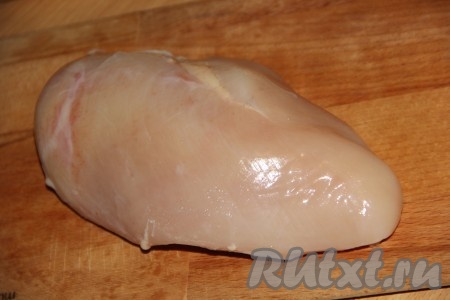 Куриное филе (у меня крупное) промыть под водой и обсушить.
