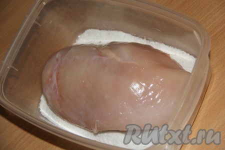 В пластиковый лоток всыпать грамм 300 соли. Выложить на соль филе.
