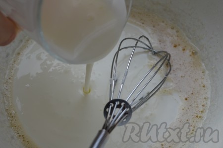 Затем вливаем кефир, перемешиваем до однородности.