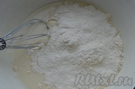 Просеиваем в тесто 5 столовых ложек муки, очень хорошо перемешиваем, должно получиться однородное блинное тесто.