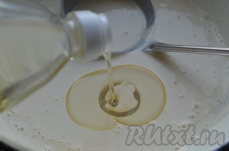 Вскипятим стакан воды, снимаем с огня, всыпаем соду и тщательно перемешиваем, жидкость начнёт пениться, это говорит о том, что сода гасится в кипятке. Тонкой струйкой, не переставая перемешивать, вливаем в тесто горячую воду, смешанную с содой. Затем добавляем растительное масло, перемешиваем. Тесто должно получиться не густым, но и не жидким, по консистенции оно будет напоминать сгущёнку. Если тесто получится очень жидким, добавьте ещё немного муки (примерно, 1 столовую ложку). Ориентируйтесь на консистенцию блинного теста, если муки в тесте будет мало - блинчики будут плохо переворачиваться, если добавите много муки - блины не получатся нежными.