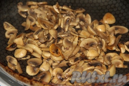 Шампиньоны обжаривать в течение 10-15 минут, помешивая, на среднем огне, а затем остудить.
