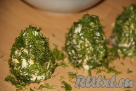 Тщательно обвалять каждый конус в укропе.
